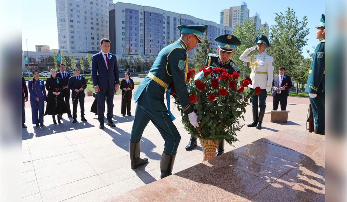 Ерлан Карин возложил цветы к памятнику Бауыржана Момышулы