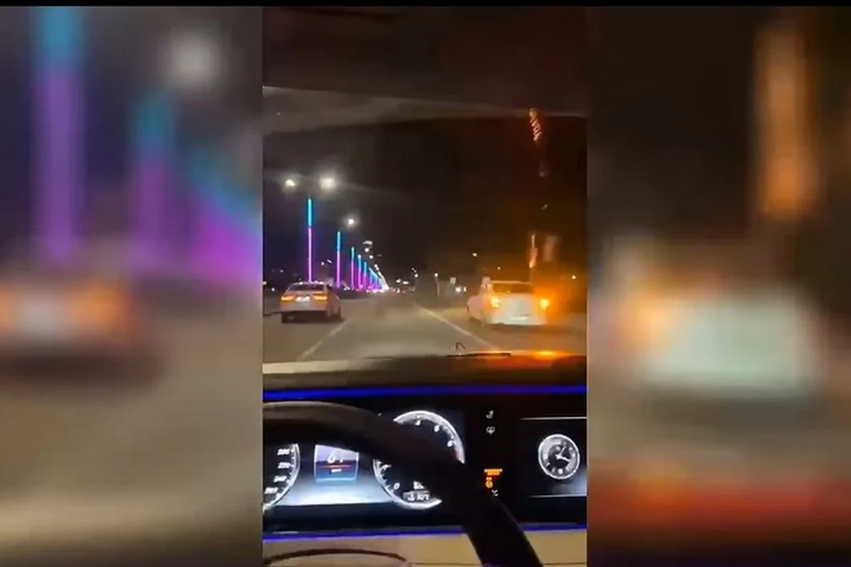 Запускали фейерверки из окна автомобиля: водителя и пассажира задержали в Атырау (ВИДЕО)