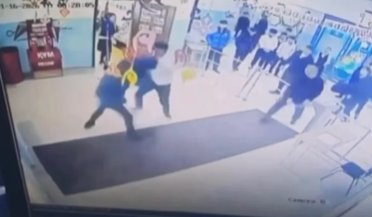 В школе Алматинской области ученик избил учителя: инцидент попал на видео