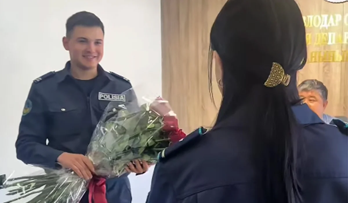 Романтика в погонах: полицейский сделал предложение коллеге прямо на службе в Павлодарской области (ВИДЕО)