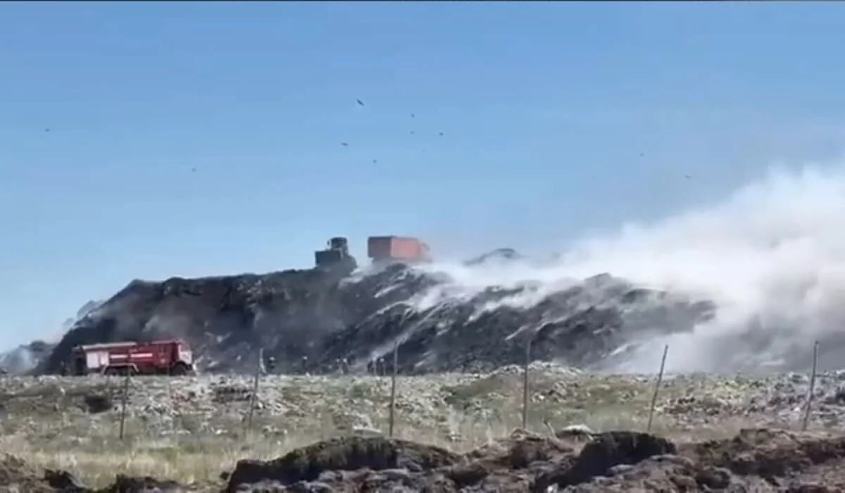 Крупный пожар на мусорном полигоне тушат в Павлодаре (ВИДЕО)