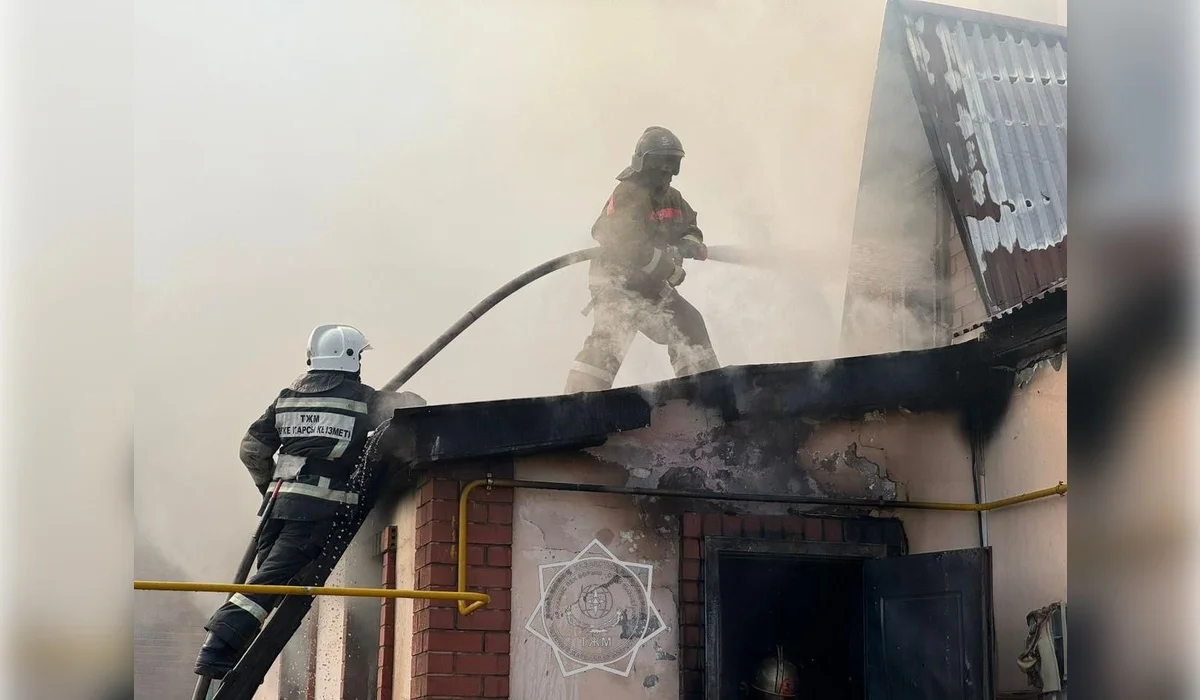 Пожар в частном доме Астаны: спасатели предотвратили угрозу взрыва
