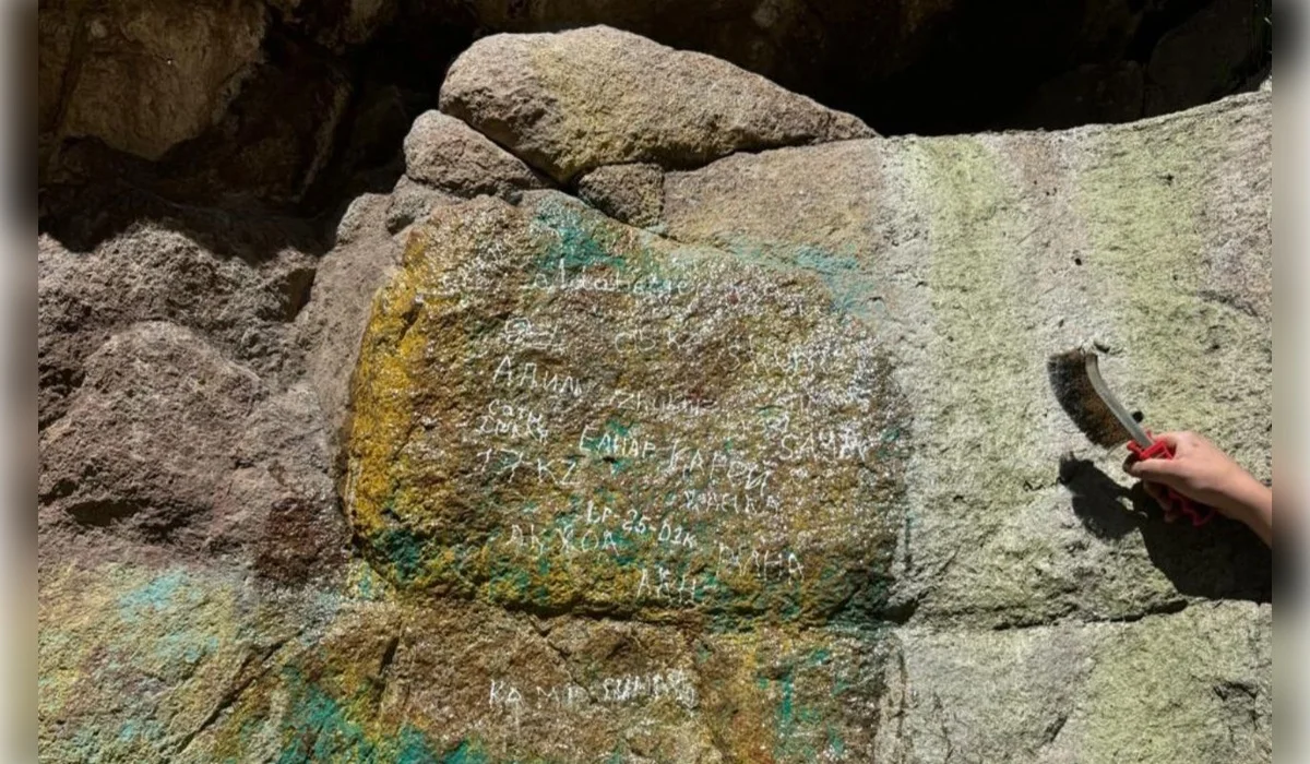 В Иле-Алатауском нацпарке школьники разрисовали камни у Бутаковского водопада