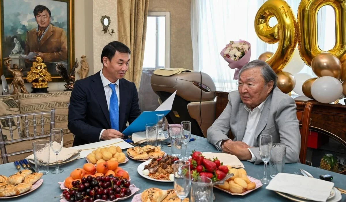 Президент поздравил Олжаса Сулейменова с 90-летним юбилеем