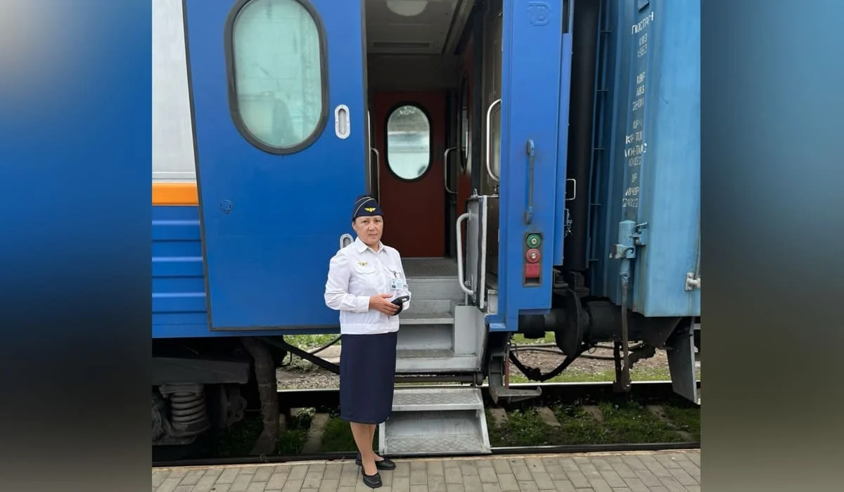 «В вагоне как у мамы дома»: почему казахстанцы хотят «в гости» к проводнице Караганда – Балхаш?