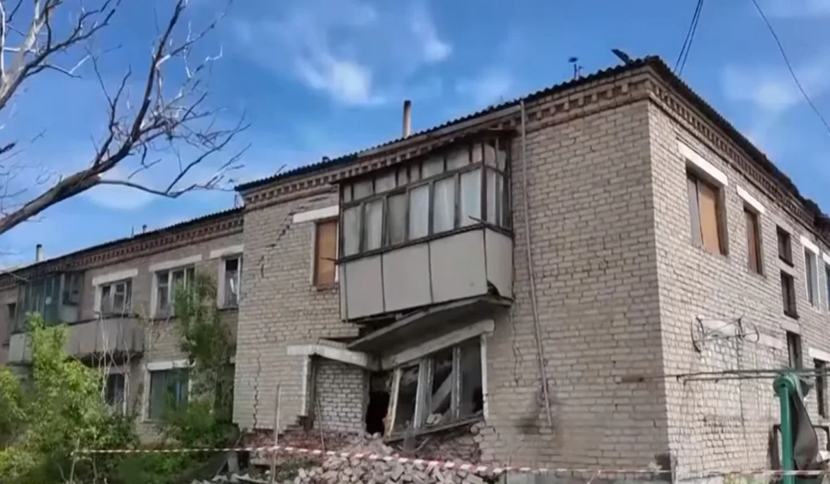 Часть дома рухнула в СКО: жители обвиняют власти в бездействии