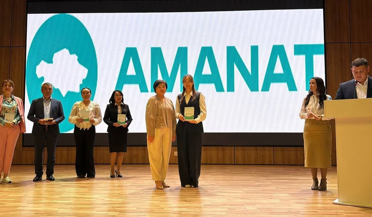 Доверие и ответственность: больше 100 педагогов вступили в ряды партии «AMANAT» в Астане