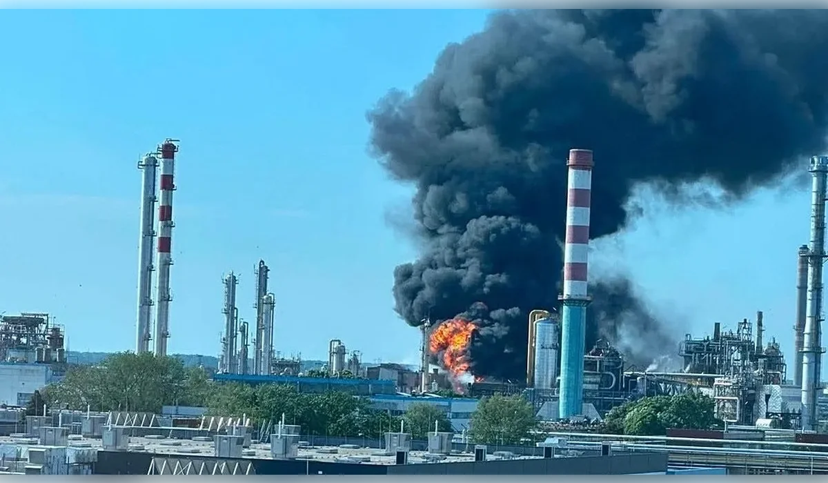 Мощный взрыв прогремел на нефтехимическом заводе в Венгрии: один человек погиб