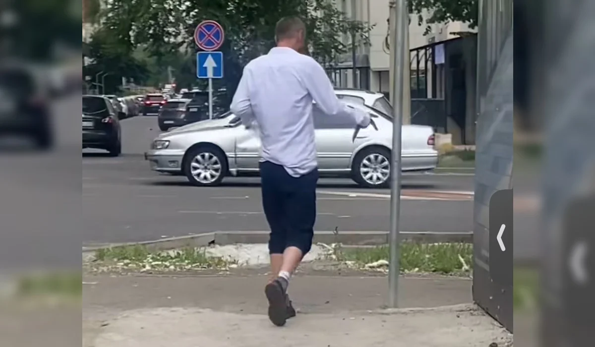 Пьяный мужчина с ножом пугал людей на улице в Алматы