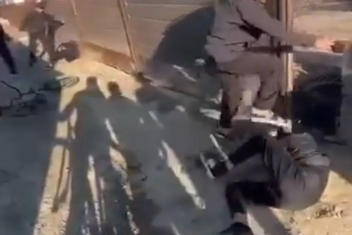 Подростки жестоко избили сверстников в Атырауской области (ВИДЕО)