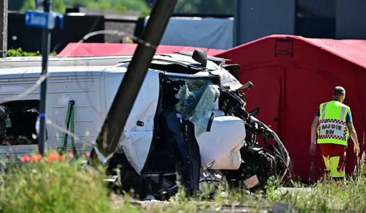 Поезд столкнулся со школьным автобусом в Бельгии, есть погибшие