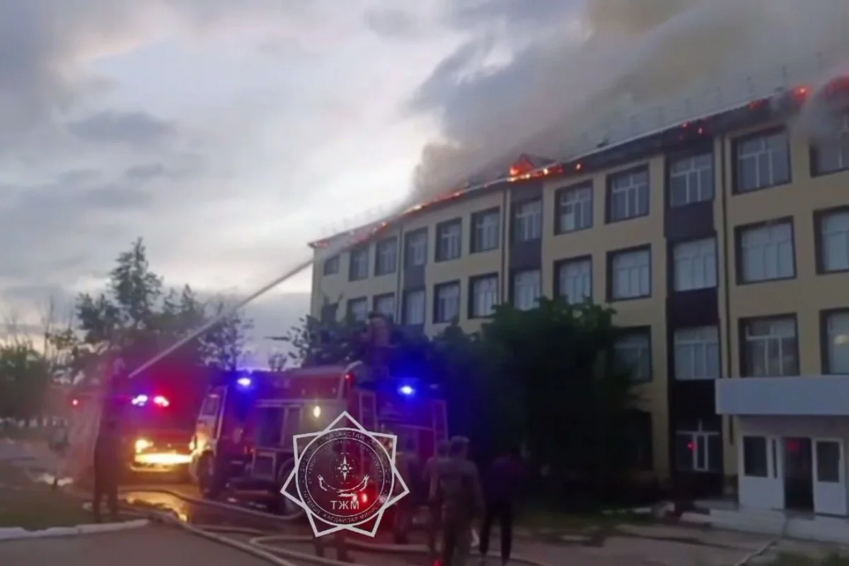 Пожар в здании школы тушат в Аркалыке: огнем охвачена вся кровля
