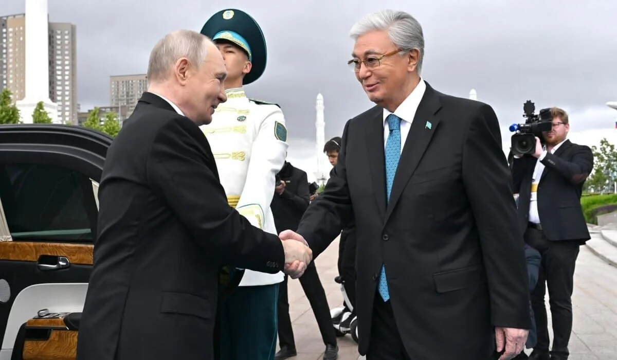 Небо Астаны окрасилось в цвета флага России: Токаев лично встретил Путина (ФОТО, ВИДЕО)