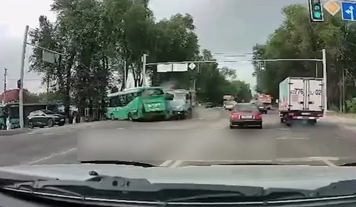 Видео жесткого столкновения автобуса и КамАЗа в Алматинской области появилось в Сети