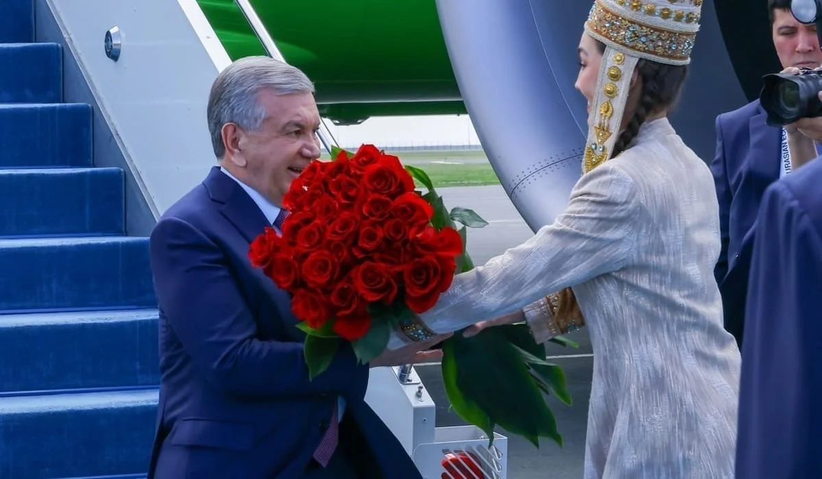 Шавкат Мирзиёев прибыл в Астану