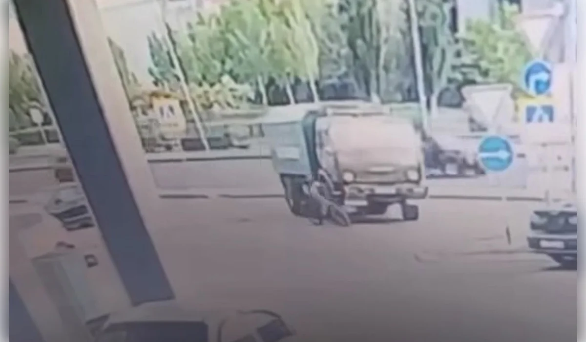 Опасный поворот: в Астане грузовик сбил подростка на велосипеде (ВИДЕО)