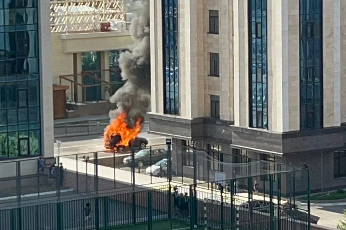 Автомобиль сгорел дотла посреди улицы в Астане