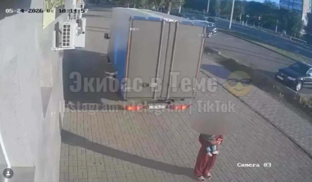 Водитель «Газели», сдавая назад, сбил девушку с ребенком на руках в Экибастузе (ВИДЕО)