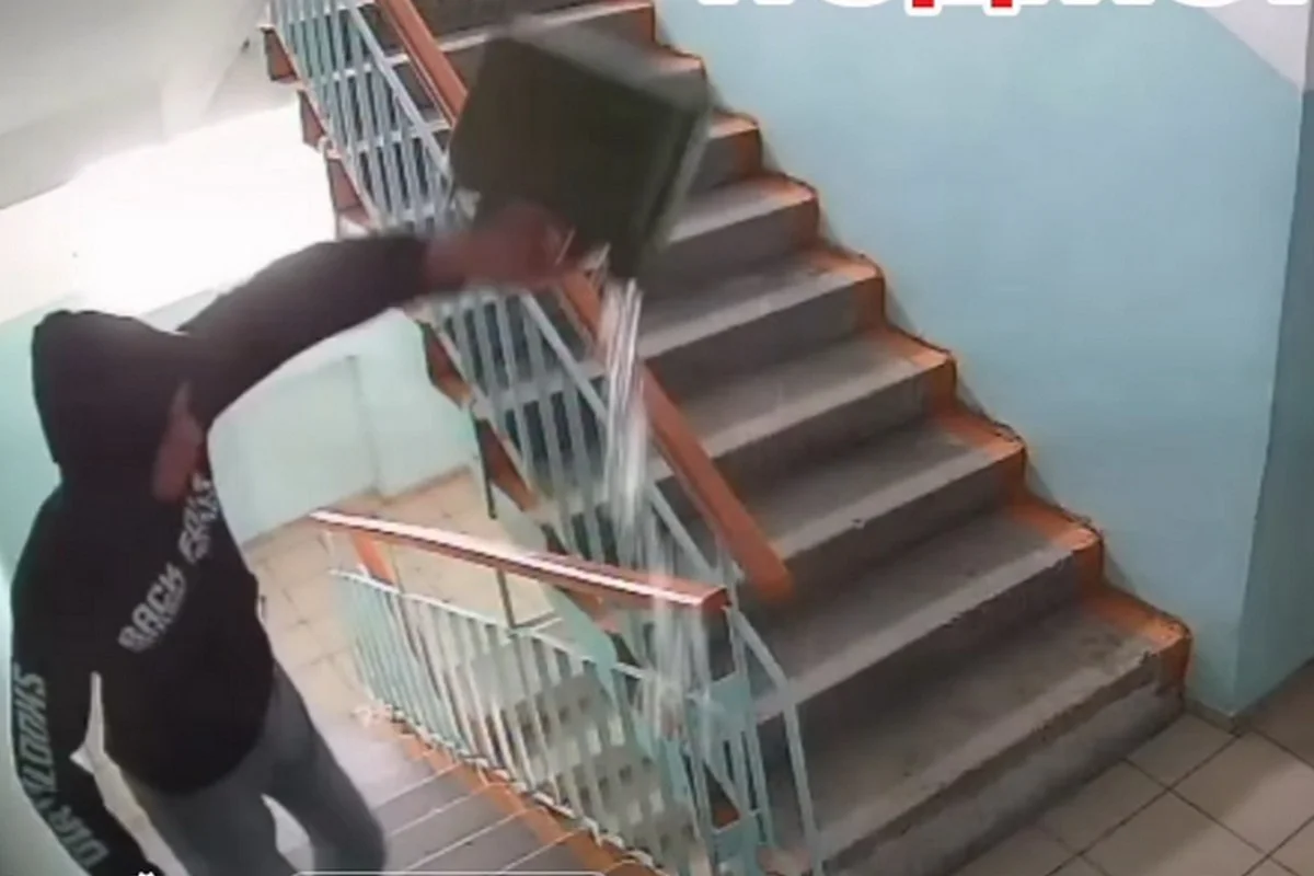 Мужчина с канистрой бензина пытался поджечь подъезд жилого дома в Павлодаре