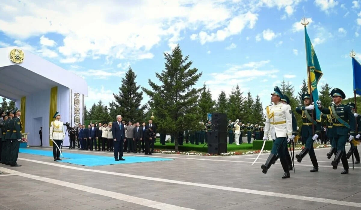 Токаев принял участие в церемонии поднятия государственного флага в Астане