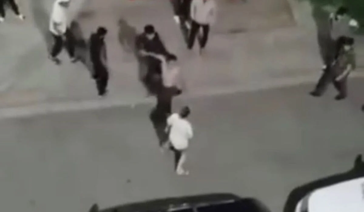 Нещадно били и пинали друг друга: драку мужчин сняли на видео в Таразе