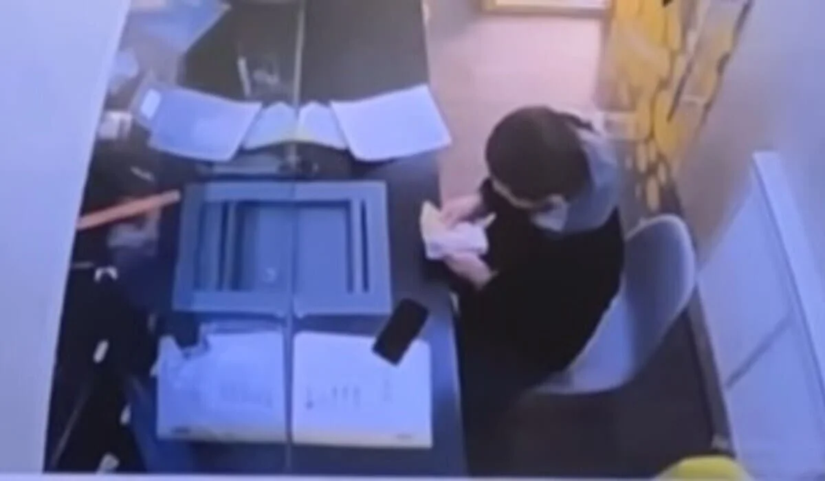 Убийство семьи из Жангелдина: в суде показали видео, как Сарсемалиев сдавал в ломбард золотые кольца погибших