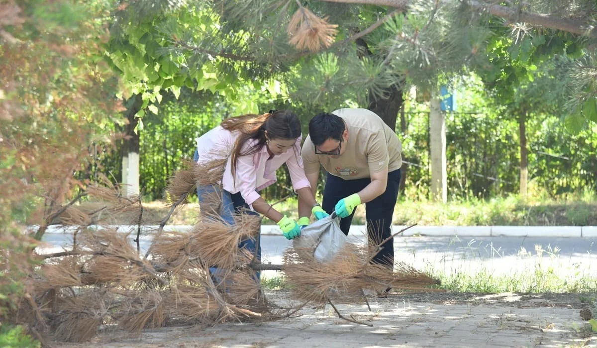 «AMANAT» продолжает акцию «Таза бейсенбі»: тысячи казахстанцев вышли на уборку территорий