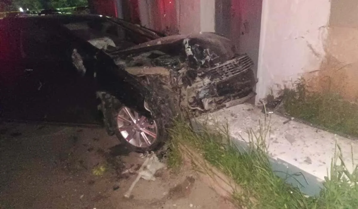 «Вместо тормоза нажала на газ»: женщина на Toyota Camry врезалась в опору жилого дома в Степногорске