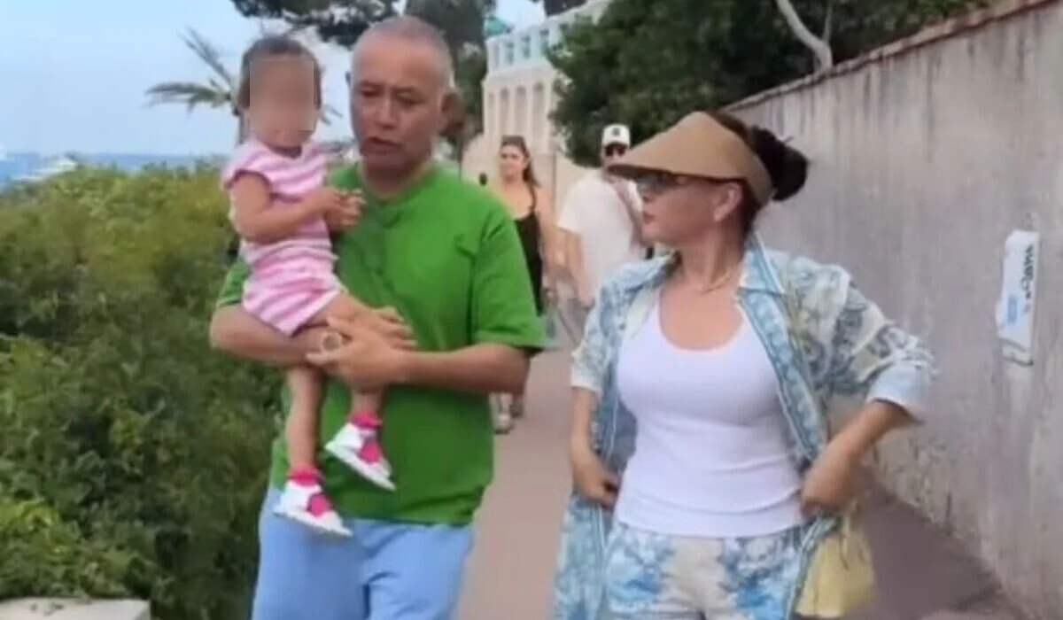 «Держат на руках свое счастье»: Баян Алагузова показала семейные кадры из Франции (ВИДЕО)