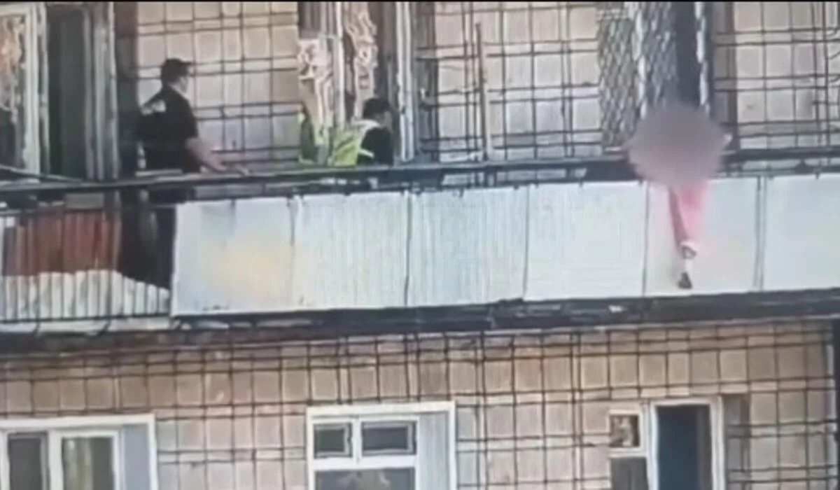 Девушка едва не сорвалась с шестого этажа в Степногорске: кадры спасения