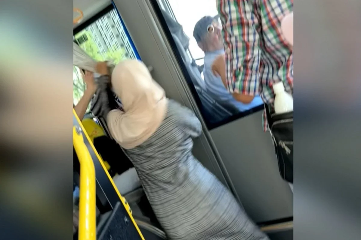 Пассажирка избила 17-летнюю студентку в автобусе в Алматы