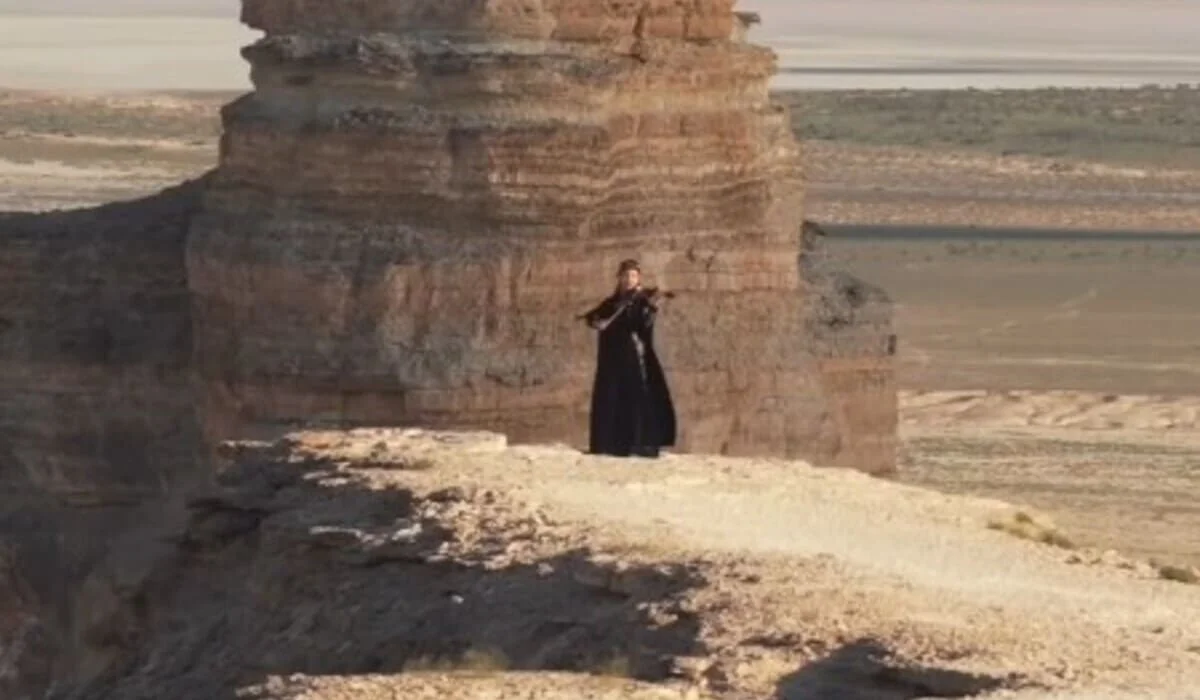 Казахстанка сыграла легендарный «Адай» на фоне Бозжыры и восхитила Казнет (ВИДЕО)