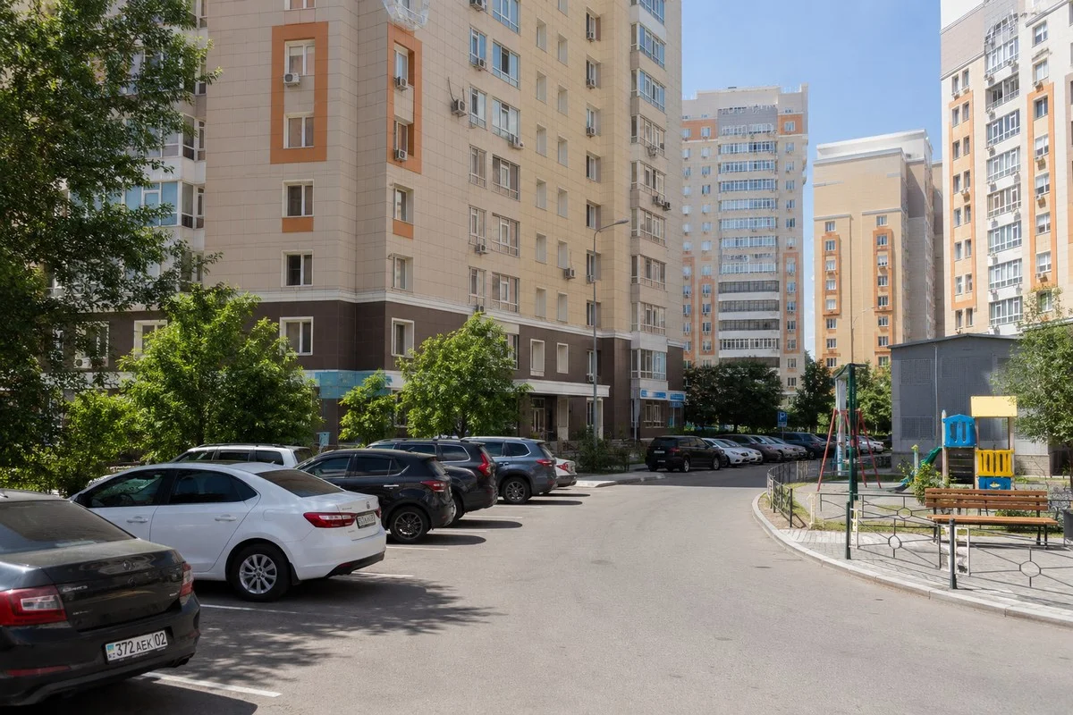 Парковать авто возле дома запретят в Казахстане: слухи опровергли в Минпроме