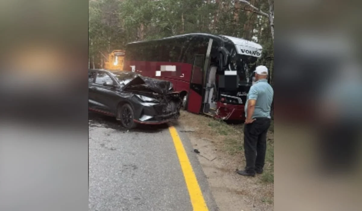 Автобус с туристами попал в серьезное ДТП по дороге в Бурабай: пострадали 11 человек (ВИДЕО)