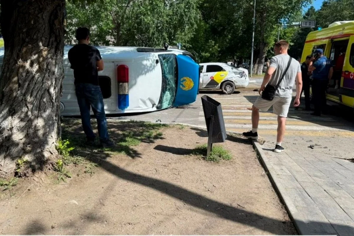 Автозак с арестованными опрокинулся  по дороге в суд в Костанае