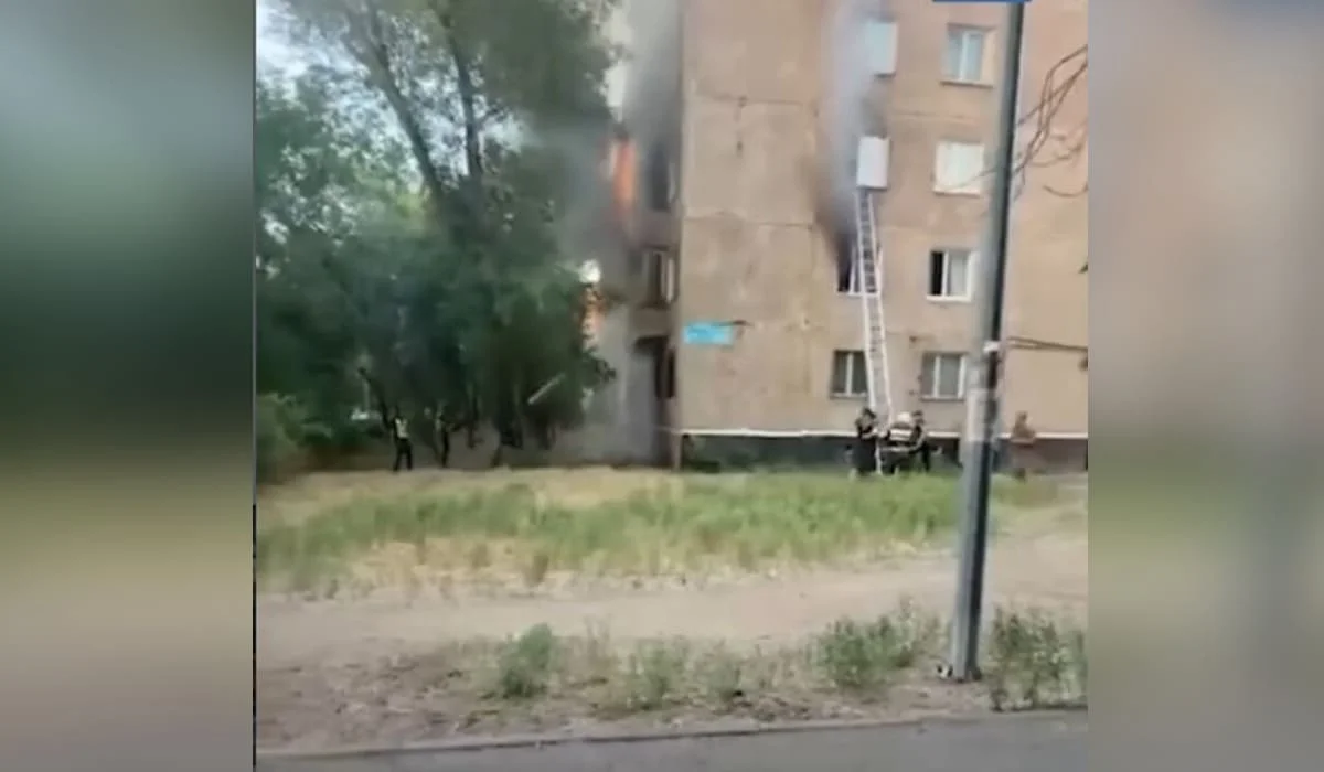Пожар в пятиэтажке Павлодара: девушка погибла после прыжка из окна второго этажа (ВИДЕО)