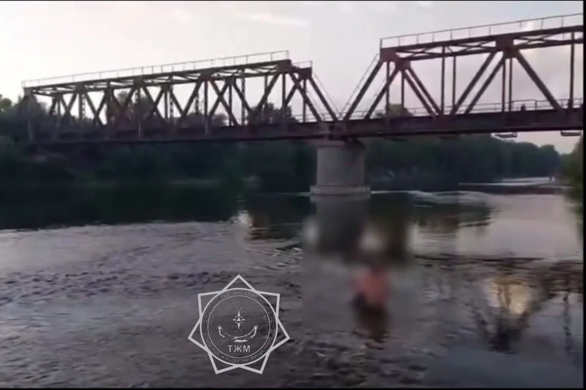 Мужчина получил травму после прыжка с моста в реку в Усть-Каменогорске