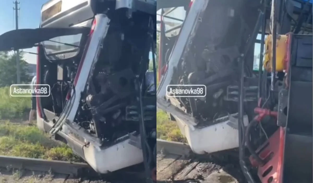 Не уступил дорогу: поезд столкнулся с автобусом в Астане (ВИДЕО)