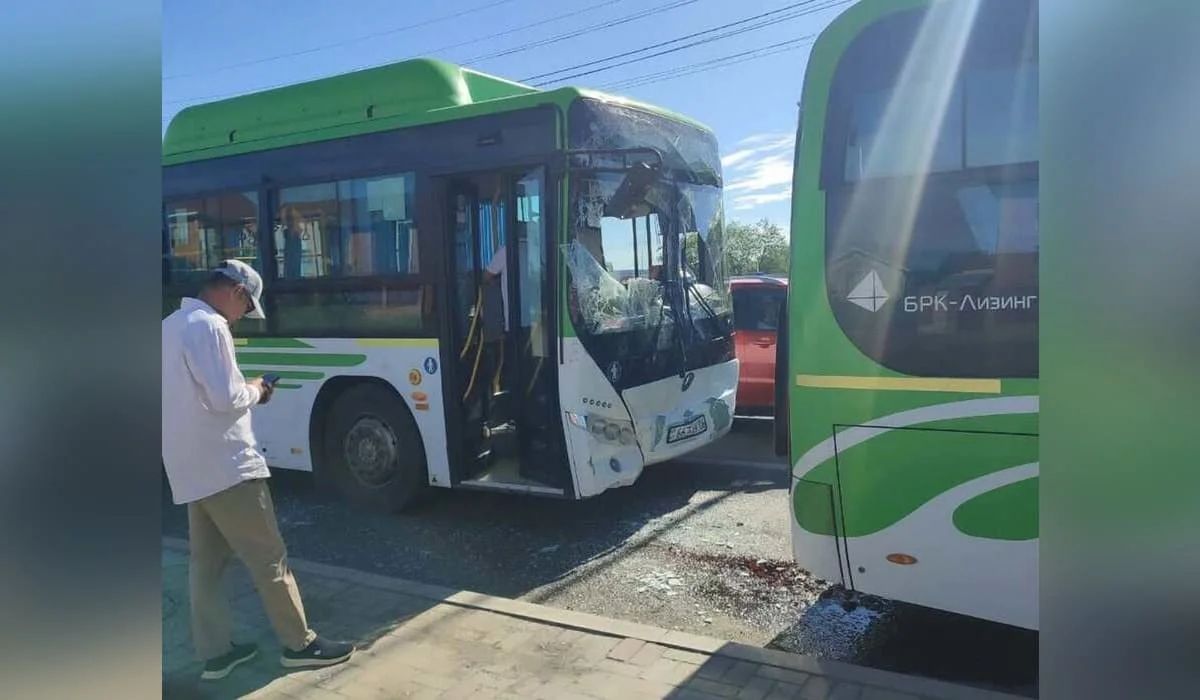Два автобуса столкнулись в Атырау: шесть человек попали в больницу