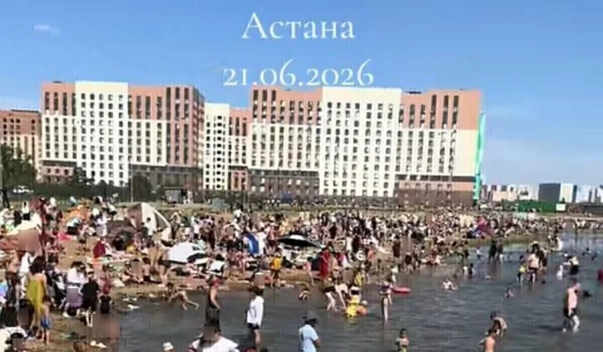 Астанчане спасаются от жары у воды: переполненный пляж сравнили с Гангом (ВИДЕО)