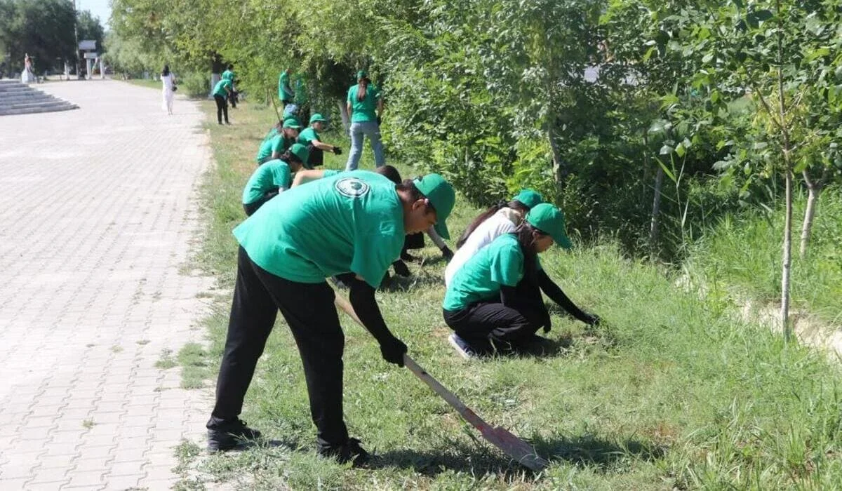 «Таза қала – ортақ жауапкершілік»: молодежь Кызылорды вышла на масштабную экологическую акцию