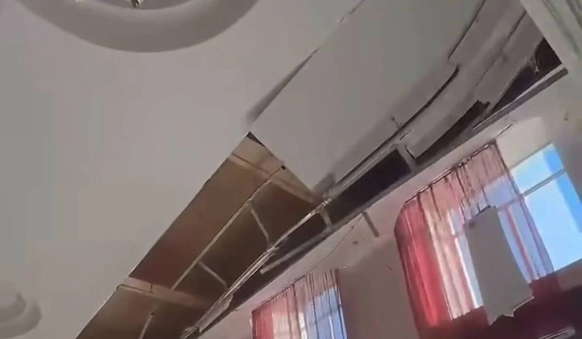 Двое пострадали: часть потолка обрушилась в столовой на старом вокзале Астаны