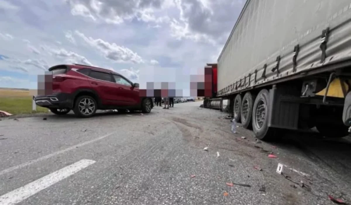 Пенсионерка на Kia выехала на встречную полосу и врезалась в грузовик в Костанайской области