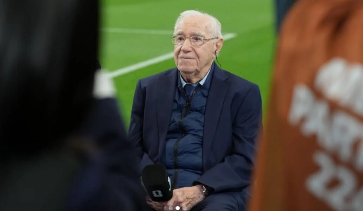 91-летнему журналисту, освещающему уже 18-й чемпионат мира, аплодировали стоя на пресс-конференции (ВИДЕО)