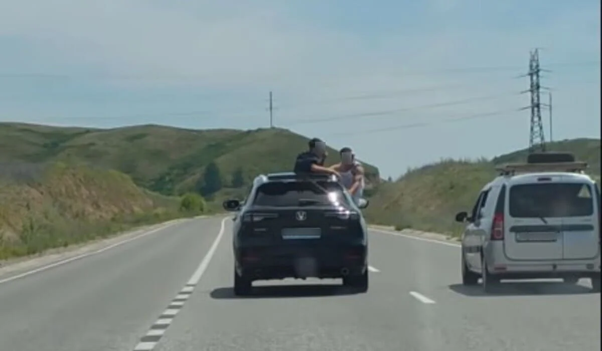 Опасные маневры и пассажиры на окнах: водителя наказали в ВКО из-за видео