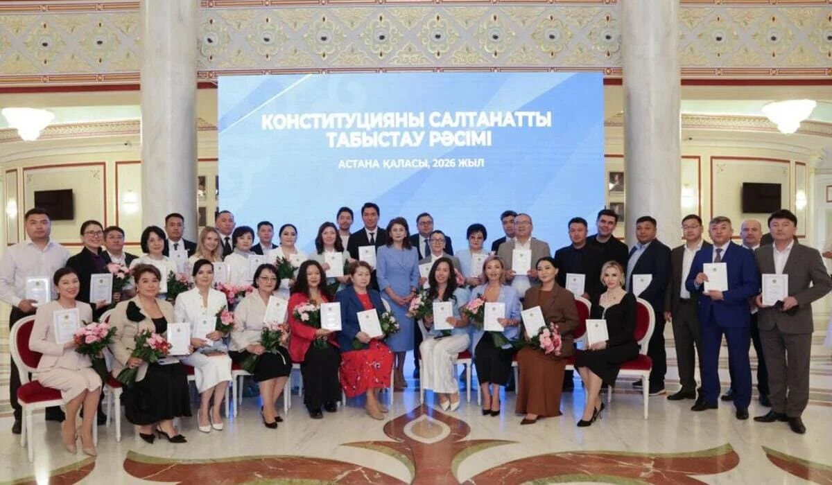 В Астане состоялась торжественная церемония вручения специального издания новой Конституции от президента