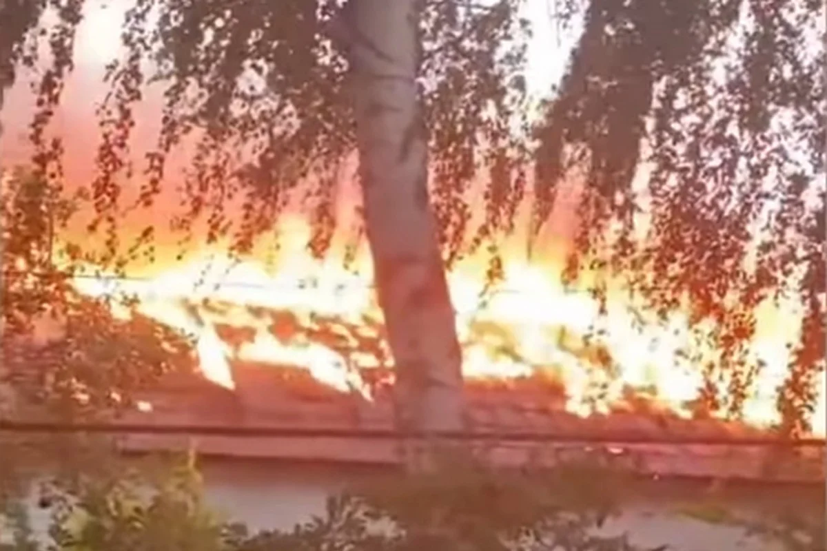 Восемь квартир сгорели при крупном пожаре в бараке в Алматинской области
