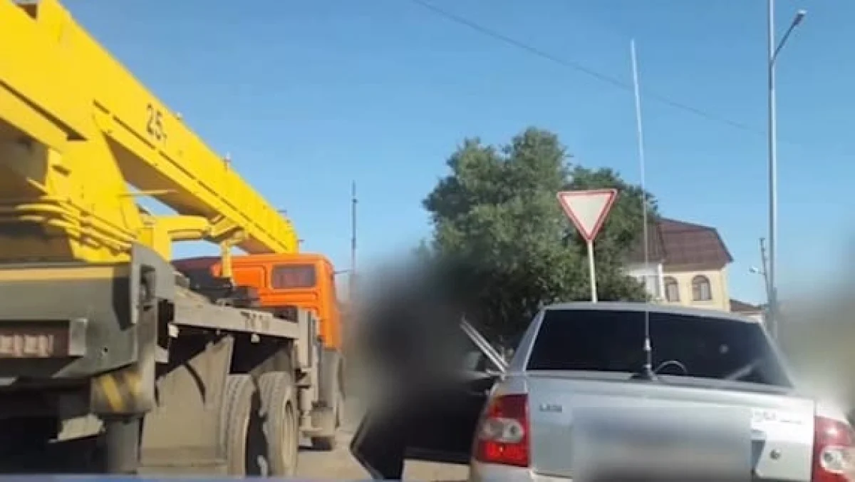 Угнали Lada Priora и попытались скрыться: подростка и его сообщника задержали в Уральске (ВИДЕО)