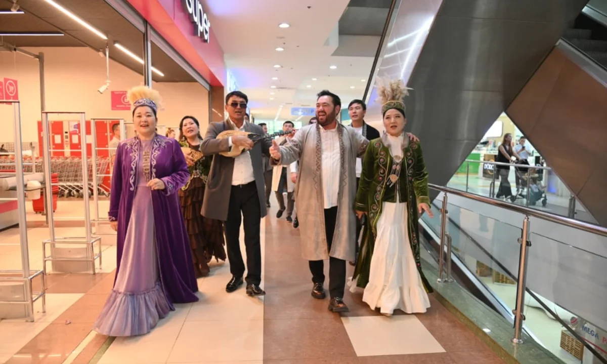 Шествие домбристов провели в ТРЦ  Mega Planet Shymkent