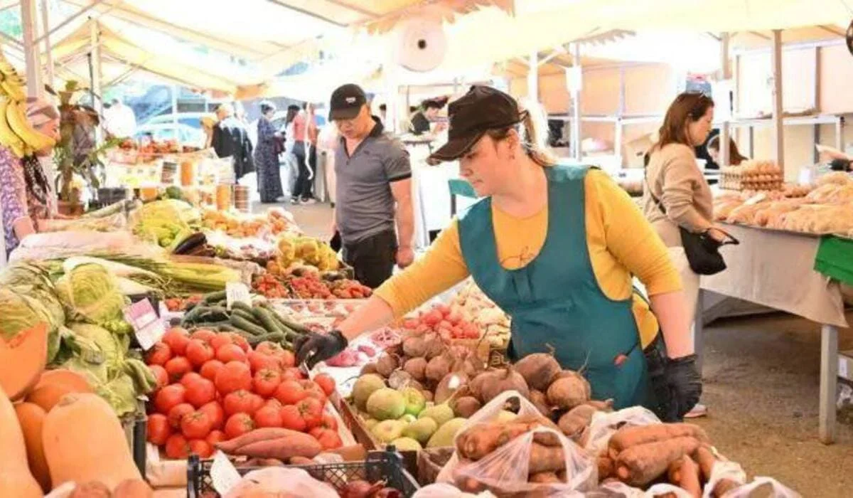 В Казахстане зафиксировали дефляцию: какие товары подешевели